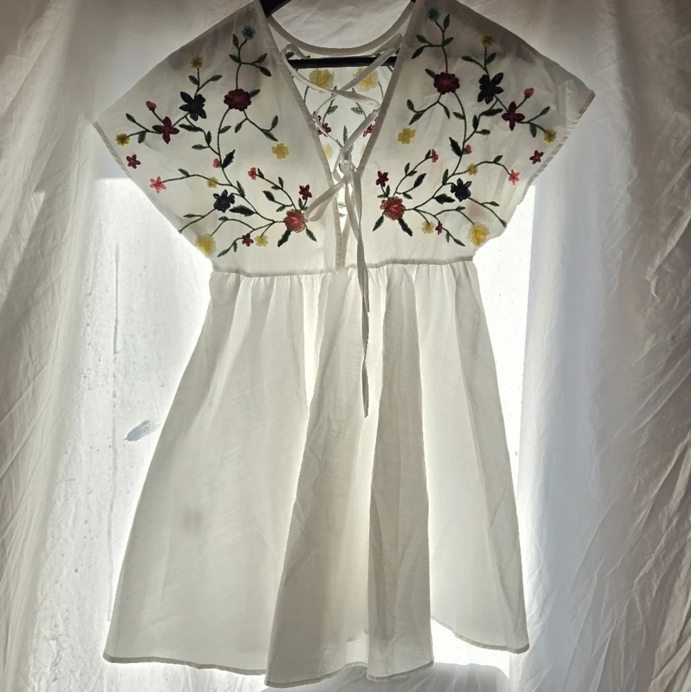 Lovely White Cotton Dress - Picture 7 of 8